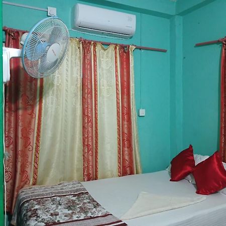Tiger Corner Inn Homestay Sauraha Esterno foto