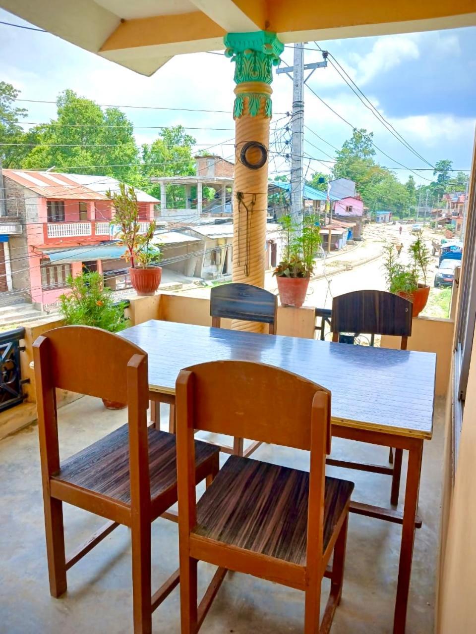 Tiger Corner Inn Homestay Sauraha Esterno foto