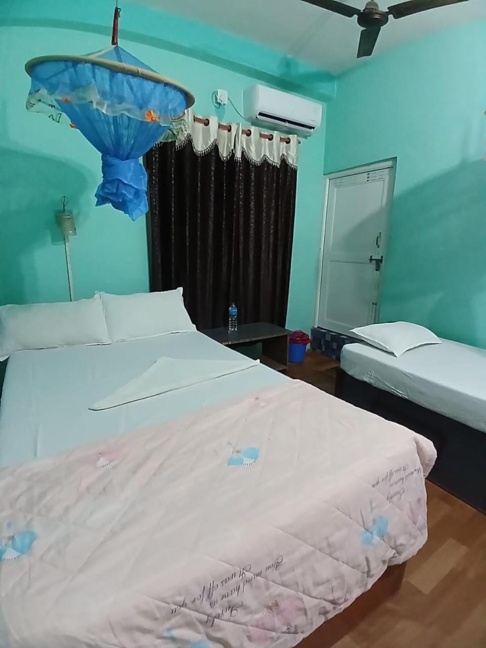 Tiger Corner Inn Homestay Sauraha Esterno foto