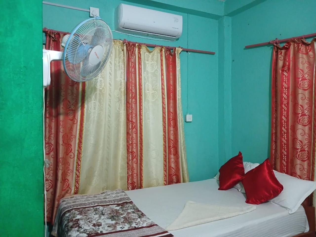 Tiger Corner Inn Homestay Sauraha Esterno foto