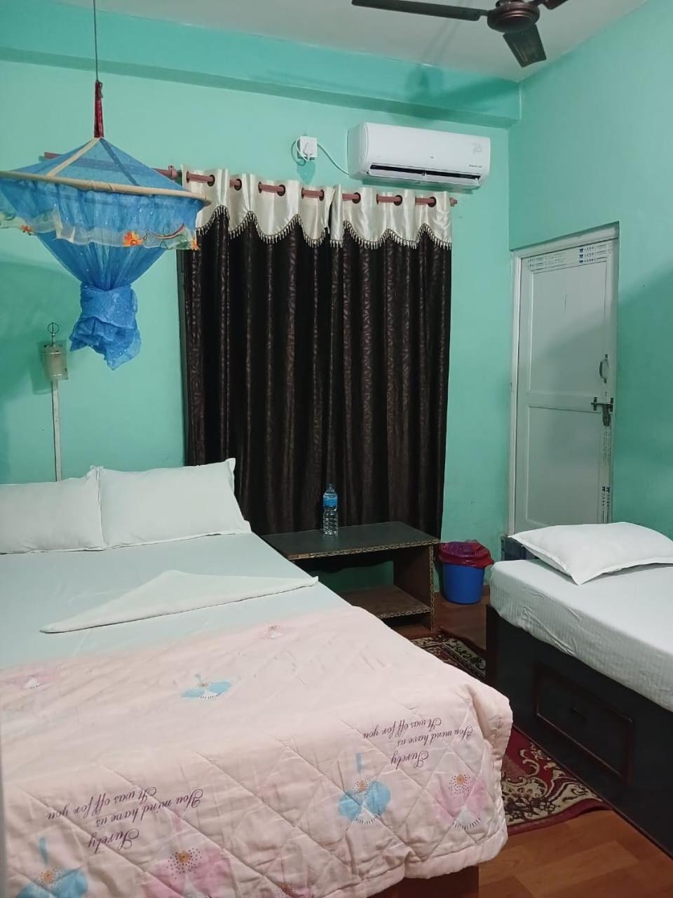 Tiger Corner Inn Homestay Sauraha Esterno foto